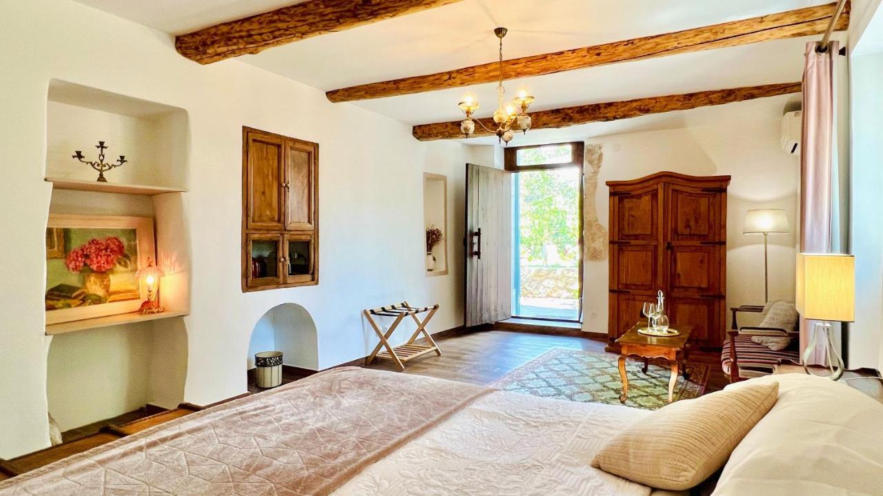 Domaine De La Brave Bed & Breakfast แปร์นส์-เลส์-ฟงแตนส์ ภายนอก รูปภาพ